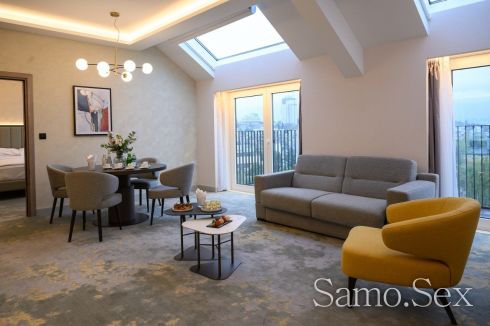 Търся си колежка имам и терен -  снимка 1