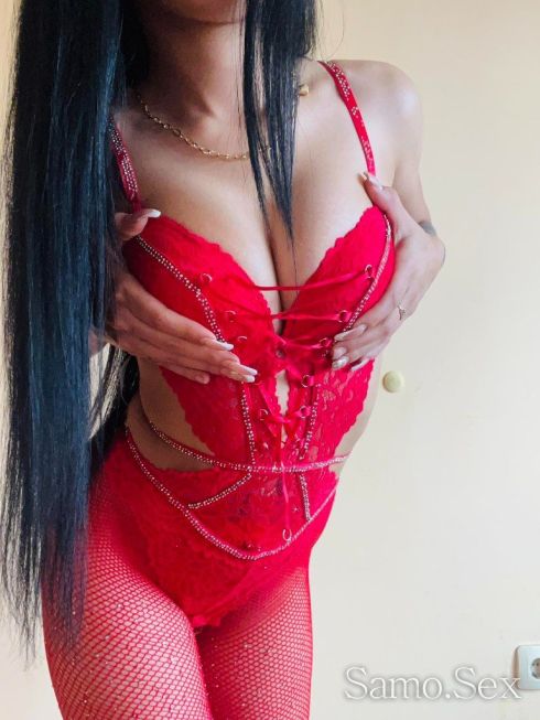 Червена брюнетка, готова да ви изцеди 💋🔥 -  снимка 1