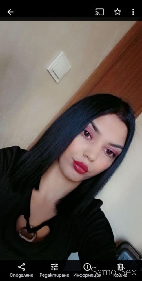 Novasam vav grada ela da se zabavlqava me🥰😍❤️😍 -  снимка 1
