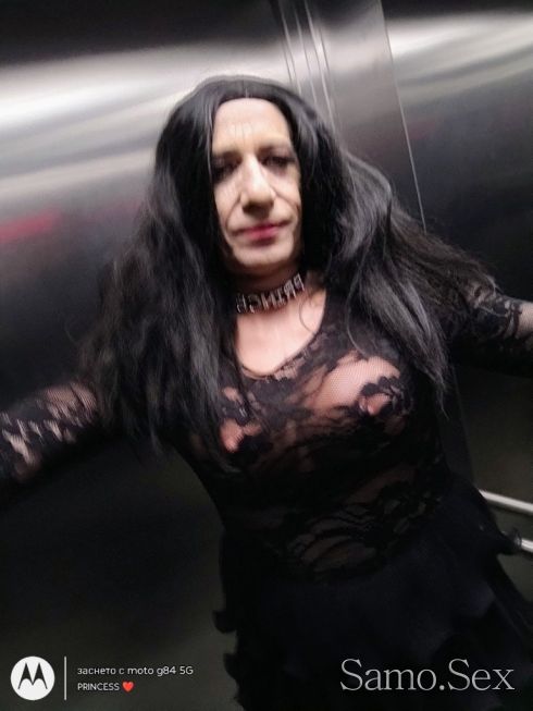 Покорна КУРВА -  снимка 1