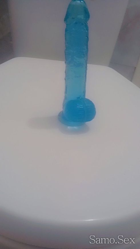 Нещо ново във града със секс играчка -  снимка 4