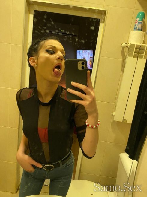 Знаеш тясно е😄🤫 -  снимка 1