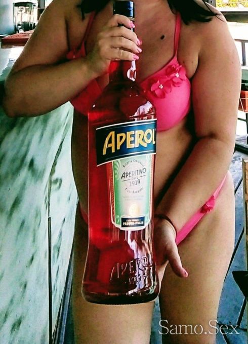 Материално осигурена брюнетка -  снимка 1