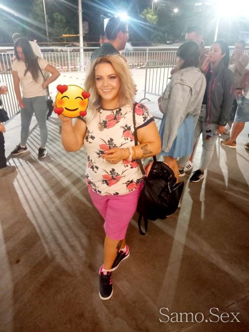 Отпосни се малко при пухкавата Росалинда. -  снимка 1