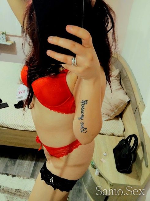 Строга господарка😈👅 -  снимка 2