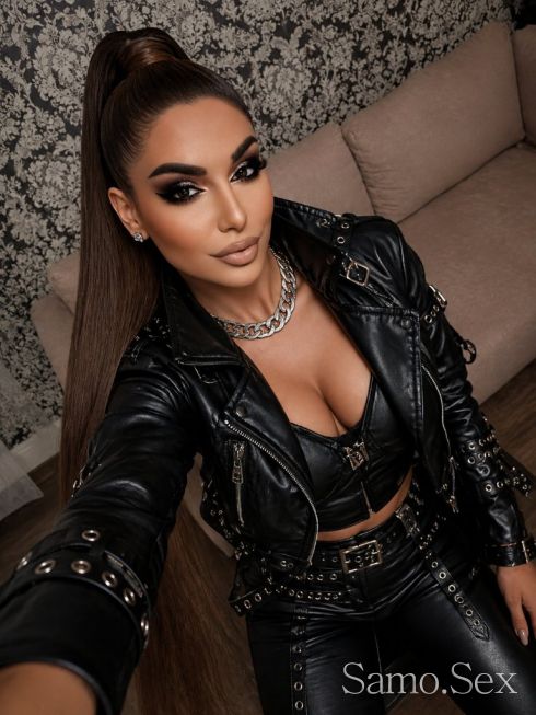 На колене пред господарката ти 😈 -  снимка 10