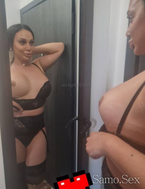 При вас Лорета     с голяма изненада между кракат -  снимка 16