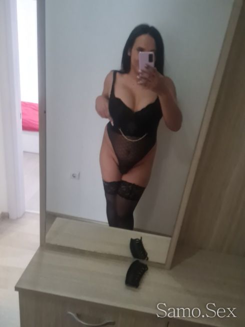 При вас Лорета     с голяма изненада между кракат -  снимка 6