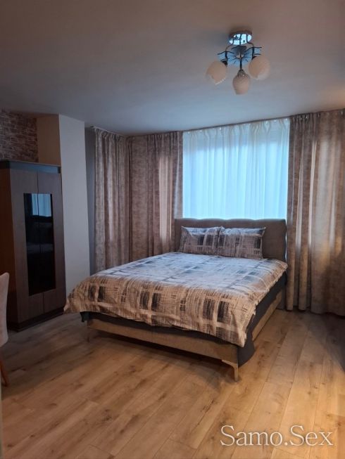 Луксозен двустаен апартамент в центъра на града -  снимка 1