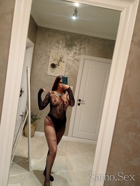 Hit Brunette girl 😍 -  снимка 2