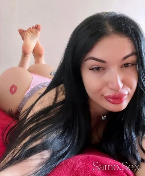 Момичето за секс🔞💋 -  снимка 2
