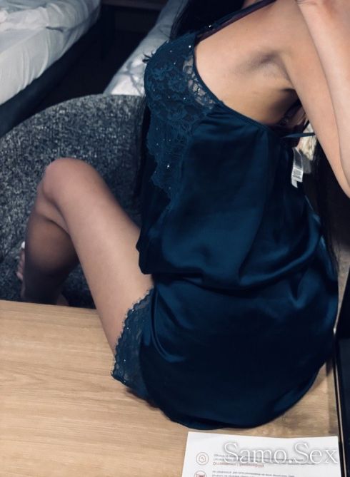 sexy brunette -  снимка 2