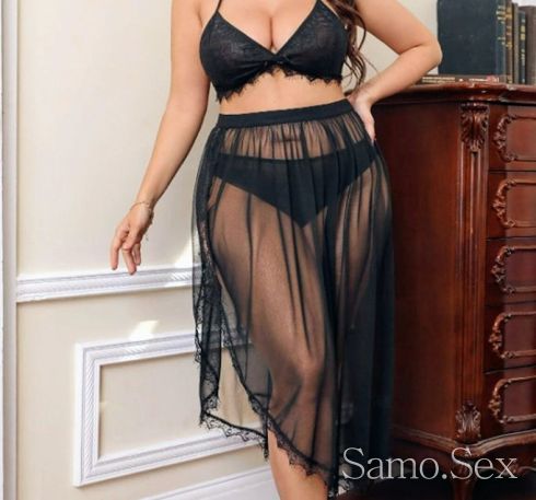 Секси брюнетка голями цици👅 -  снимка 3