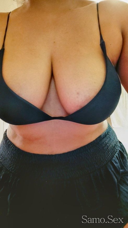 Секси брюнетка голями цици👅 -  снимка 7