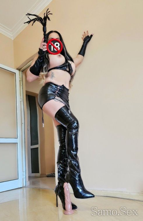 Строга господарка Сядане върху лицето + златен душ по тялото -  снимка 8